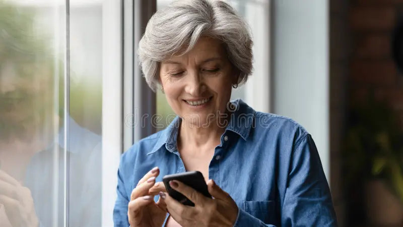 files/sonriente-jubilado-hispano-disfrutar-jugando-juego-en-la-aplicacion-telefonica-usuario-envejecido-inteligente-activa-jubilada-213902754.webp